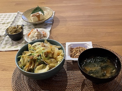 カレー野菜炒め丼1