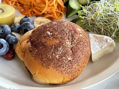 とっても辛いカレーぱん2