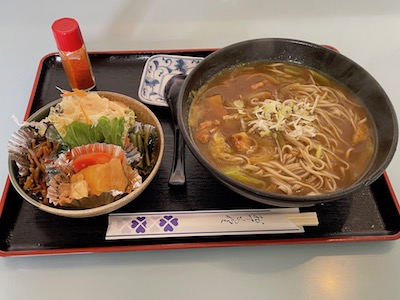 カレーそばとサラダ1