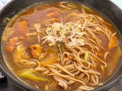 カレーそばとサラダ2