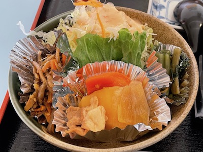 カレーそばとサラダ3