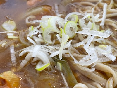 カレーそばとサラダ4