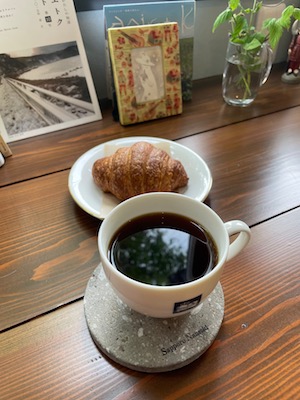 クロワッサンとコーヒー1