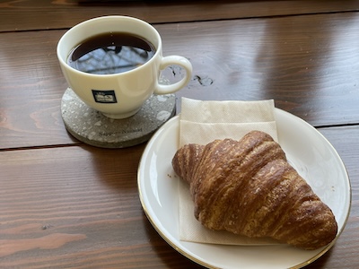 クロワッサンとコーヒー1